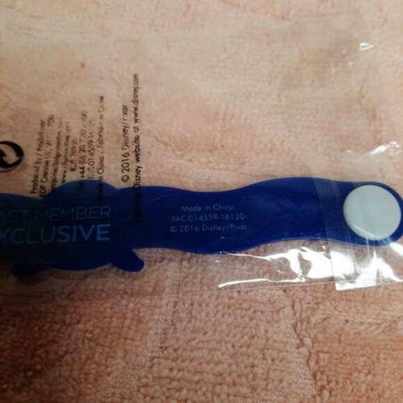 CAST MEMBER EXCLUSIVE 2016 Disney Store FINDING DORY Tsum Wristband Bracelet NEW - Picture 7 of 7